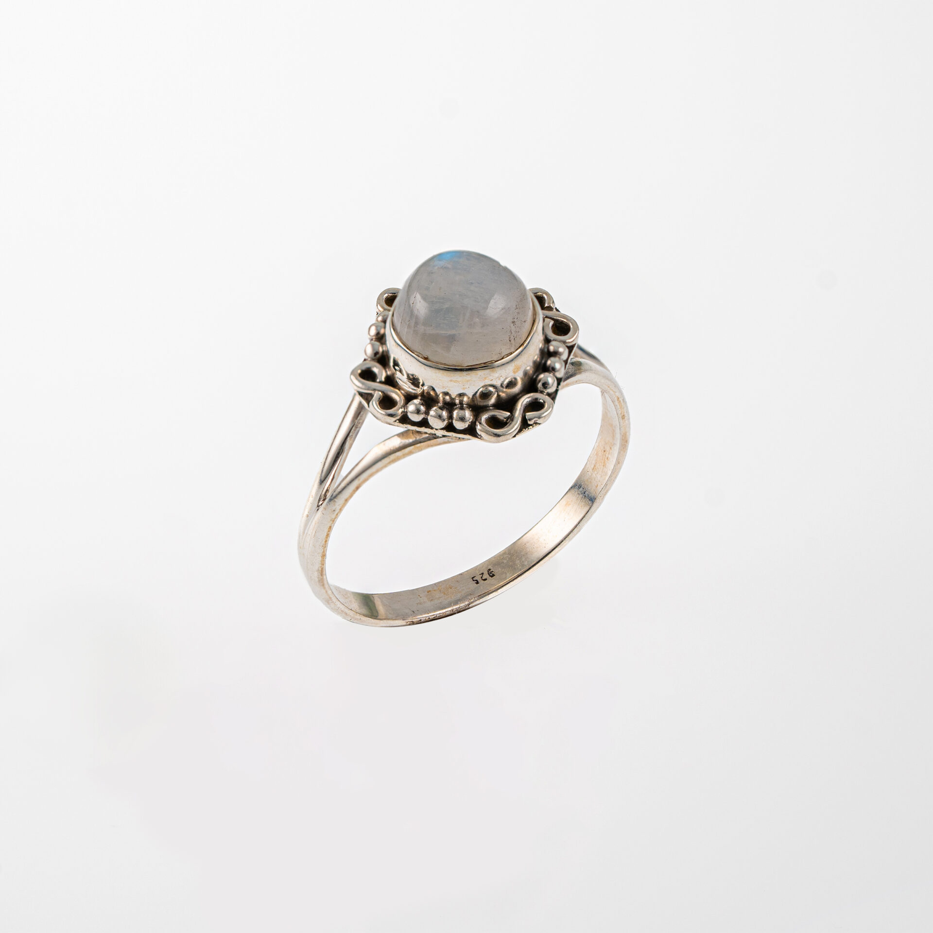 ring.silver.moonstone.white.216a ring.silver.moonstone.white.216a