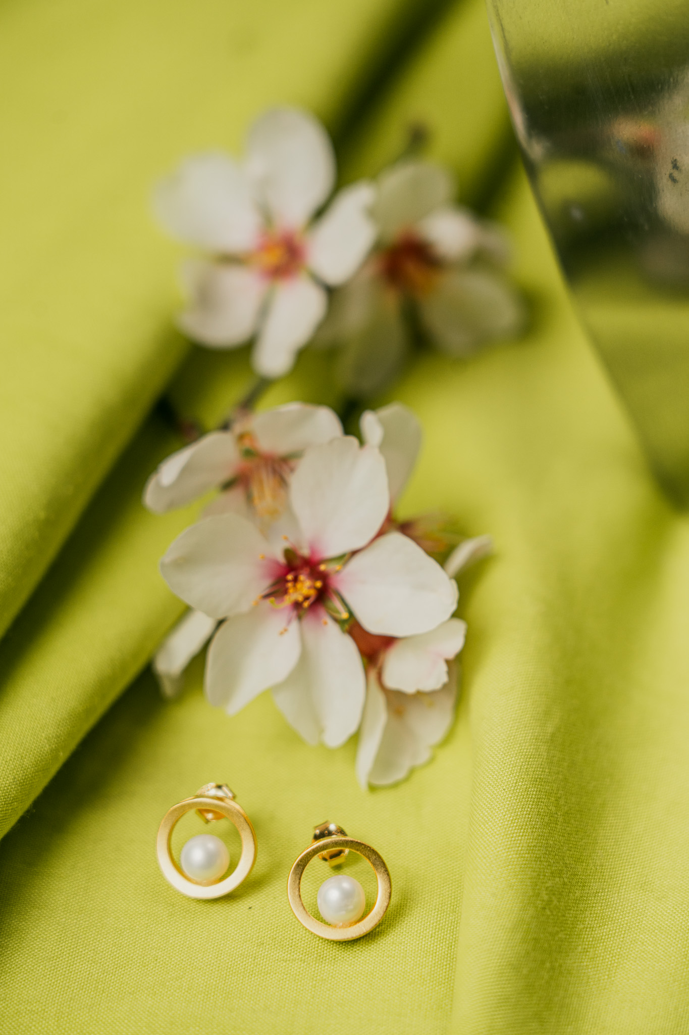 earring-silver-gold plate-perla250 ΣΚΟΥΛΑΡΙΚΙ ΑΣΗΜΕΝΙΟ 925 ΕΠΙΧΡΥΣΟ ΜΑΤ ΜΕ ΜΑΡΓΑΡΙΤΑΡΙ ΓΛΥΚΟΥ ΝΕΡΟΥ 28 ΕΥΡΩ - Image 1
