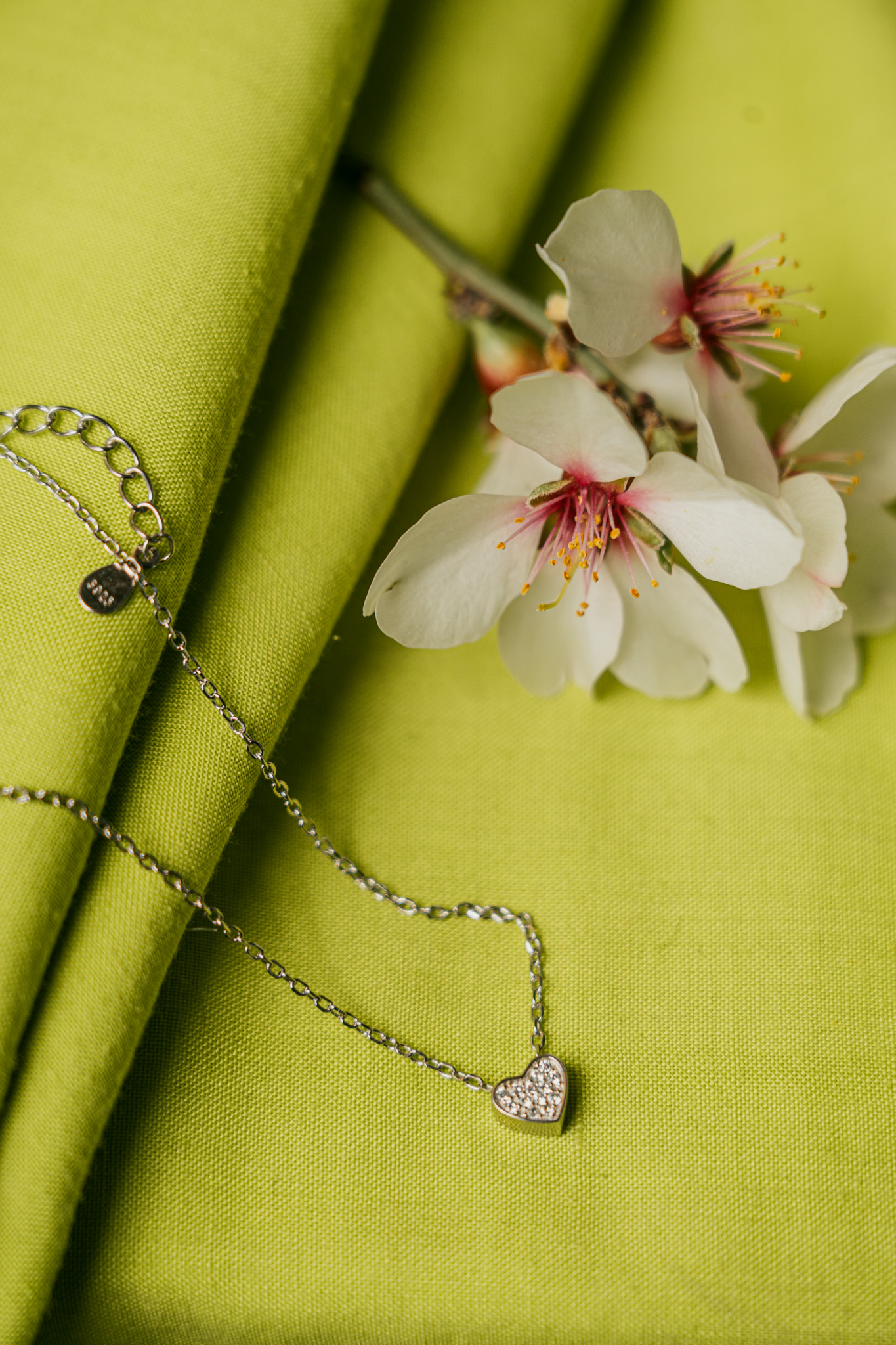 necklace-silver264 ΚΟΛΙΕ ΑΣΗΜΕΝΙΟ 925 ΕΠΙΠΛΑΤΙΝΩΜΕΝΟ ΜΕ ΔΙΑΦΑΝΗ ΖΙΡΓΚΟΝ ΣΕ ΣΧΗΜΑ ΚΑΡΔΙΑ 23 ΕΥΡΩ - Image 1