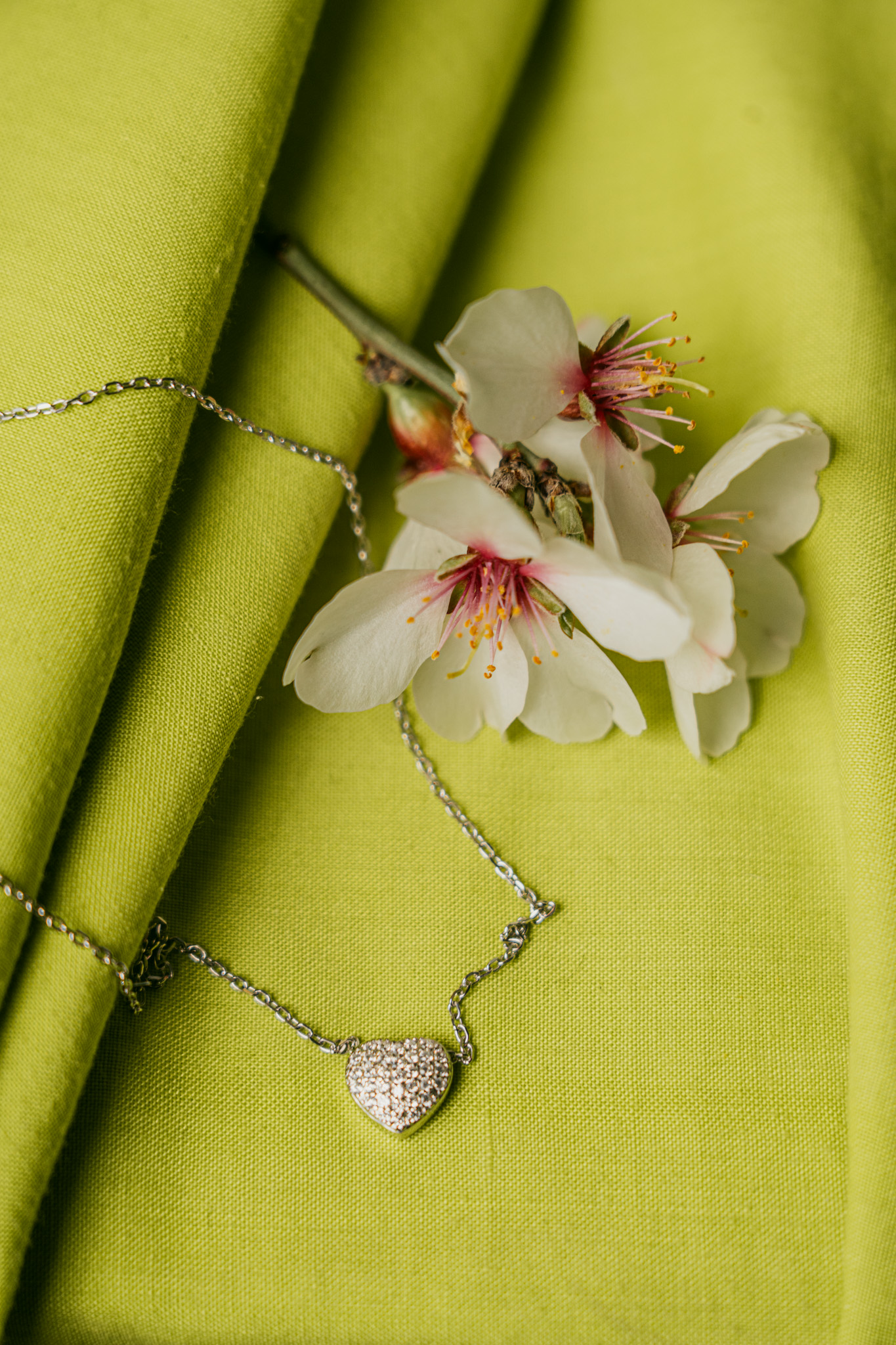 necklace-silver265 ΚΟΛΙΕ ΑΣΗΜΕΝΙΟ 925 ΕΠΙΠΛΑΤΙΝΩΜΕΝΟ ΜΕ ΔΙΑΦΑΝΗ ΖΙΡΓΚΟΝ ΣΕ ΣΧΗΜΑ ΚΑΡΔΙΑ 23 ΕΥΡΩ - Image 1